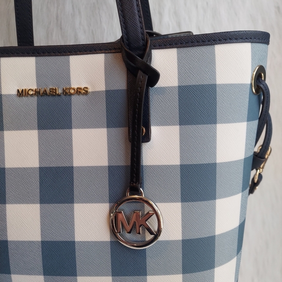 Michael Kors checkered Tote and wristlet set. - Picture 2 of 8